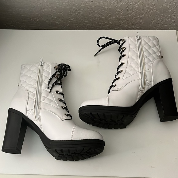 G by Guess White Lace Up Winter Wonderland Luxe Steampunk Combat Boots Size 8M - Picture 5 of 15